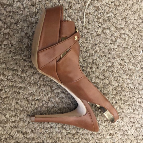 Guess 4.5” platform sexy heel - Picture 2 of 4